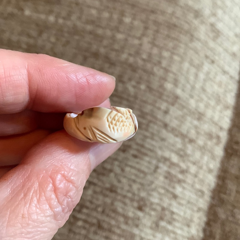 90’s Vintage Handmade natural shell carved fish ring sz5 - Picture 1 of 2